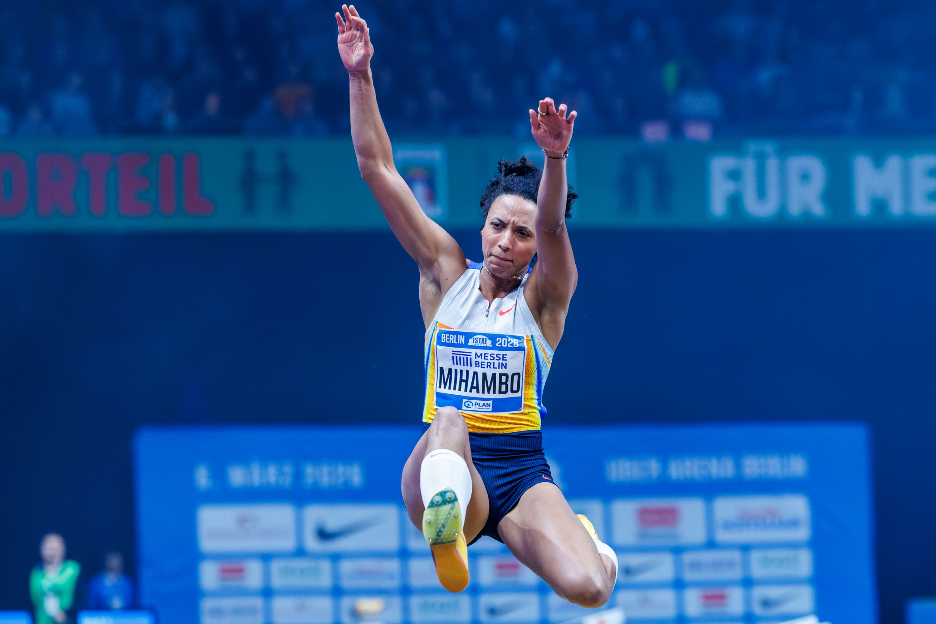 Publikumsliebling Malaika Mihambo beim Weitsprung-Wettbewerb des ISTAF Indoor 2026 in der Berliner Uber Arena. Die Olympiasiegerin sprang 6,57 Meter und belegte Rang zwei hinter der Niederländerin Pauline Hondema | Dirk Lässig